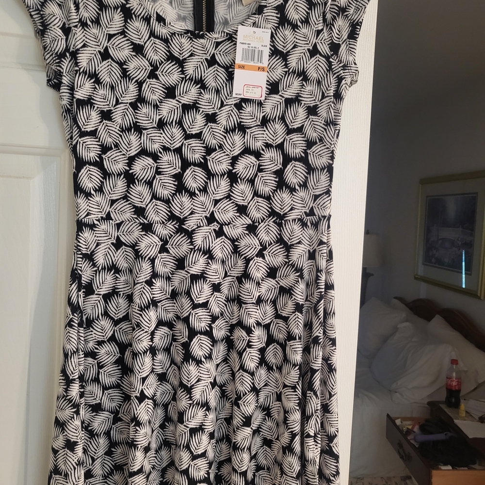 NEW Michael Kors Black and White Leaf Print Mini Dress. BUYER PAY SHIPPING